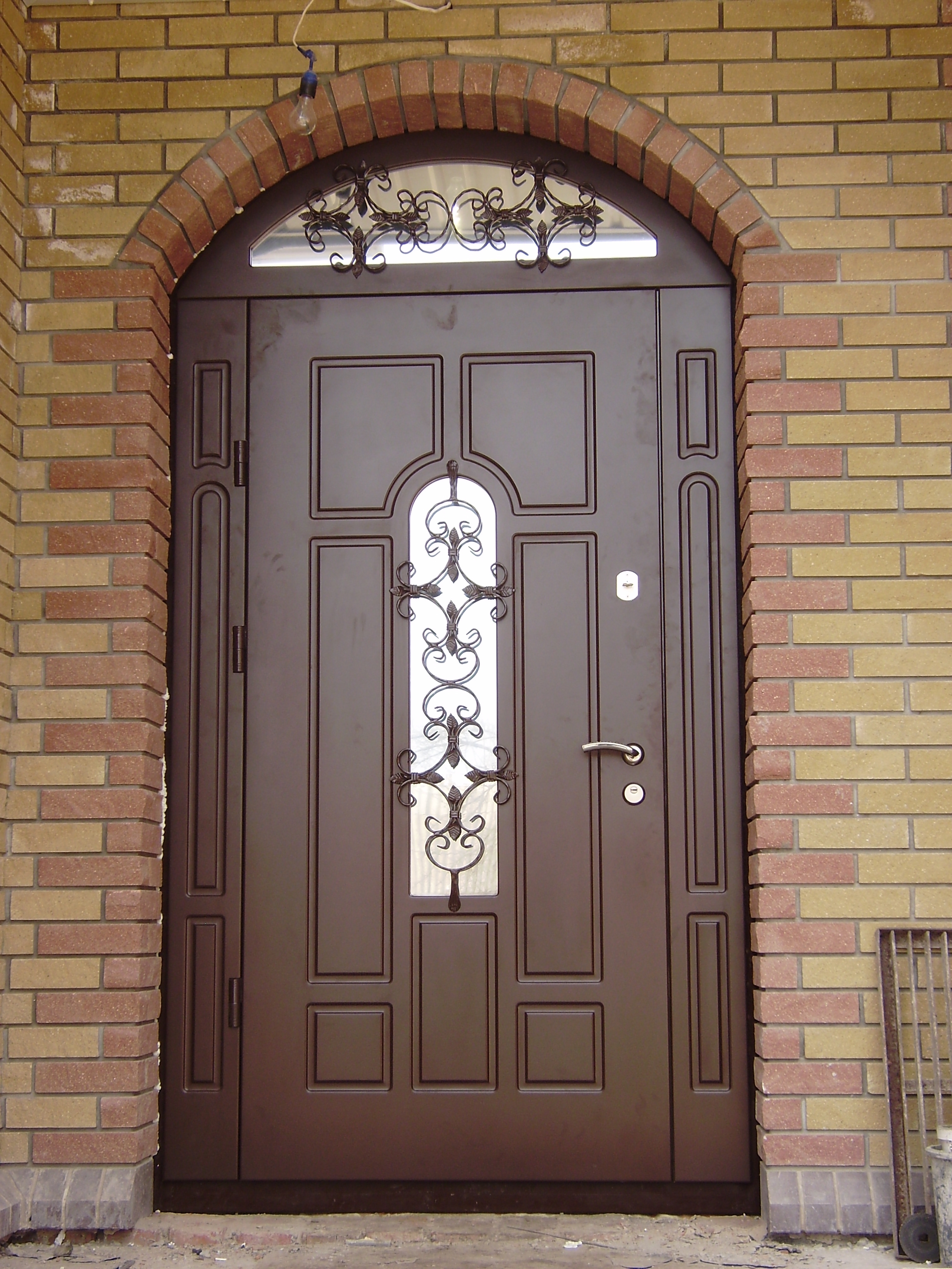 Металлические входные двери для загородного дома: оригинальные модели и отличное качество
